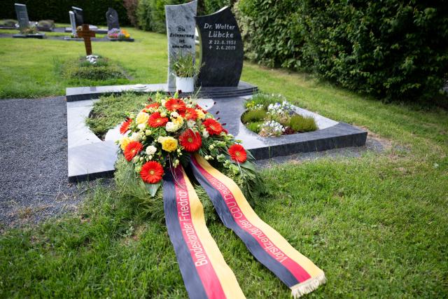 01 June 2026, Hesse, Wolfhagen-Istha: A wreath laid by German Chancellor Friedrich Merz lies at the grave of Walter Luebcke, regional governor of Kassel who was murdered in 2019, at the cemetery in Istha. Photo: Florian Wiegand/dpa