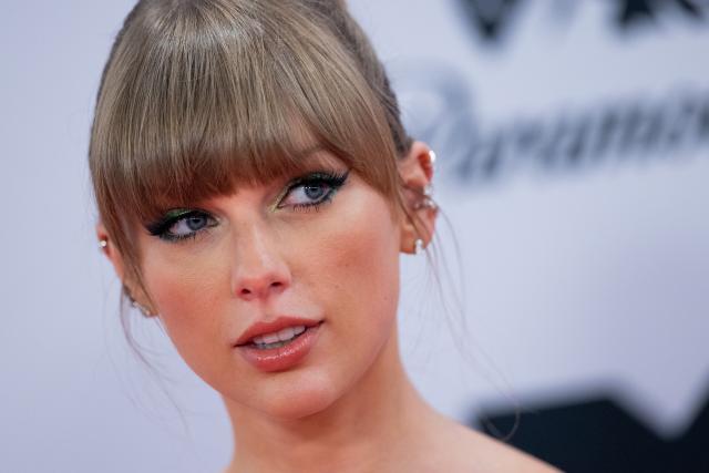 FILED - 13 November 2022, North Rhine-Westphalia, Duesseldorf: FILE PHOTO - American singer Taylor Swift poses on the red carpet of the MTV Europe Music Awards. Photo: Rolf Vennenbernd/dpa