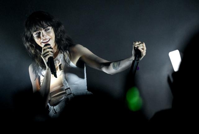 01 June 2026, Berlin: English Singer Cara Delevingne performs on stage at silent green Kulturquartier. Photo: Britta Pedersen/dpa