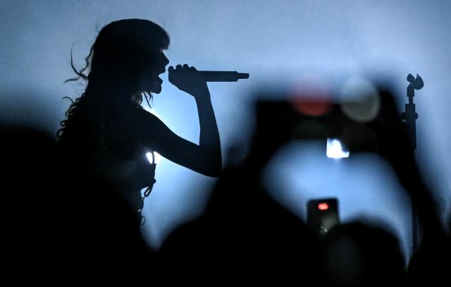 01 June 2026, Berlin: English Singer Cara Delevingne performs on stage at silent green Kulturquartier. Photo: Britta Pedersen/dpa