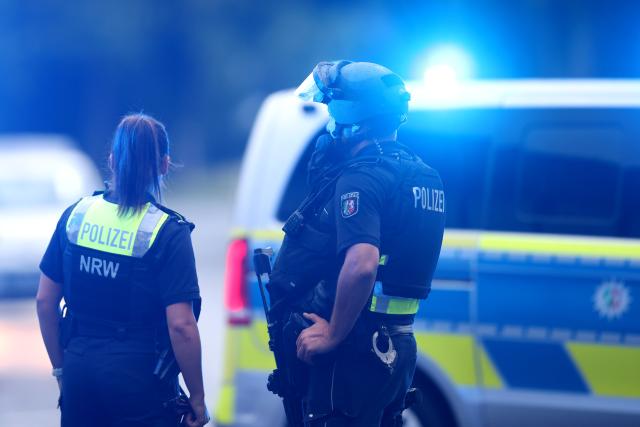 02 June 2026, North Rhine-Westphalia, Dortmund: Police officers respond to a threatening situation in which an officer was shot. According to a report in *Bild*, a man took children hostage in an apartment in the Hoechsten neighborhood of Dortmund and fired at the officer. Photo: Christoph Reichwein/dpa