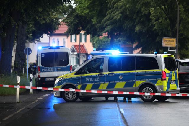 02 June 2026, North Rhine-Westphalia, Dortmund: Police officers respond to a threatening situation in which an officer was shot. According to a report in *Bild*, a man took children hostage in an apartment in the Hoechsten neighborhood of Dortmund and fired at the officer. Photo: Christoph Reichwein/dpa
