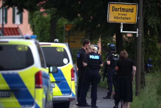 02 June 2026, North Rhine-Westphalia, Dortmund: Police officers respond to a threatening situation in which an officer was shot. According to a report in *Bild*, a man took children hostage in an apartment in the Hoechsten neighborhood of Dortmund and fired at the officer. Photo: Christoph Reichwein/dpa