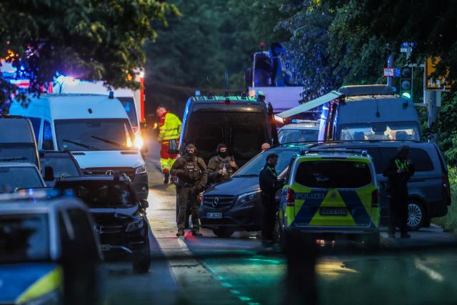 02 June 2026, North Rhine-Westphalia, Dortmund: Police officers respond to a threatening situation in which an officer was shot. According to a report in *Bild*, a man took children hostage in an apartment in the Hoechsten neighborhood of Dortmund and fired at the officer. Photo: Christoph Reichwein/dpa