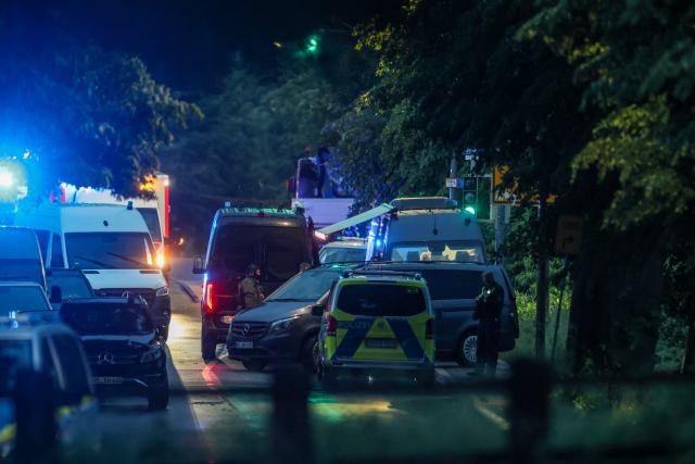 02 June 2026, North Rhine-Westphalia, Dortmund: Police officers respond to a threatening situation in which an officer was shot. According to a report in *Bild*, a man took children hostage in an apartment in the Hoechsten neighborhood of Dortmund and fired at the officer. Photo: Christoph Reichwein/dpa