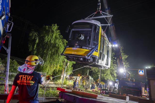 03 June 2026, Berlin: Employees of the THW technical relief organization work on the recovery of a derailed Tram. There were 20 casualties in the accident, 3 of whom were seriously injured. Photo: Christophe Gateau/dpa