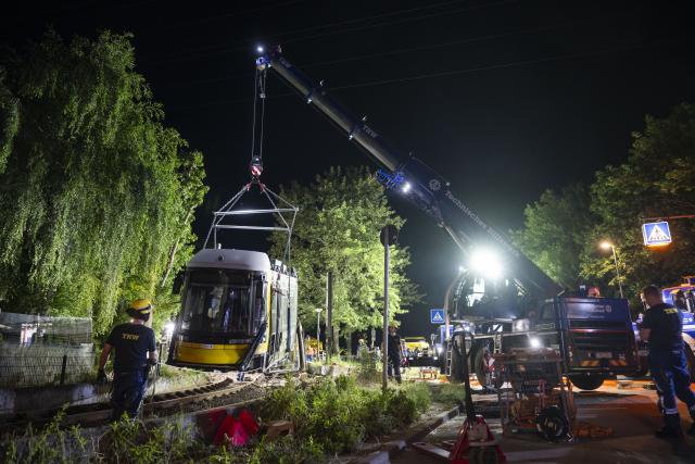 03 June 2026, Berlin: Employees of the THW technical relief organization work on the recovery of a derailed Tram. There were 20 casualties in the accident, 3 of whom were seriously injured. Photo: Christophe Gateau/dpa