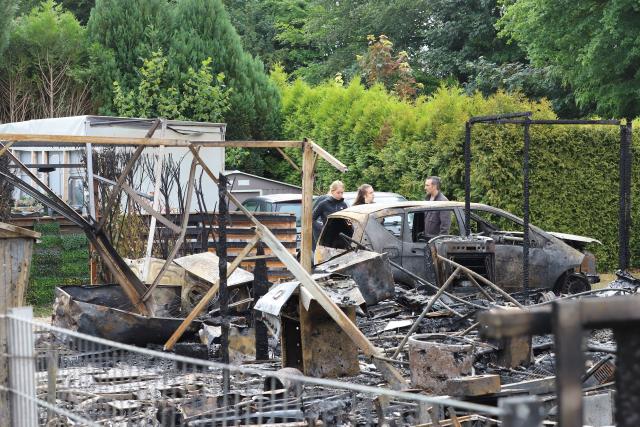 03 June 2026, North Rhine-Westphalia, Niederkrüchten: Police forensic officers work at the scene of a devastating fire at a campsite near Oberhof, following a massive overnight fire. The late-evening blaze destroyed multiple caravans and wooden cabins before more than 100 firefighters brought it under control. Photo: --/dpa