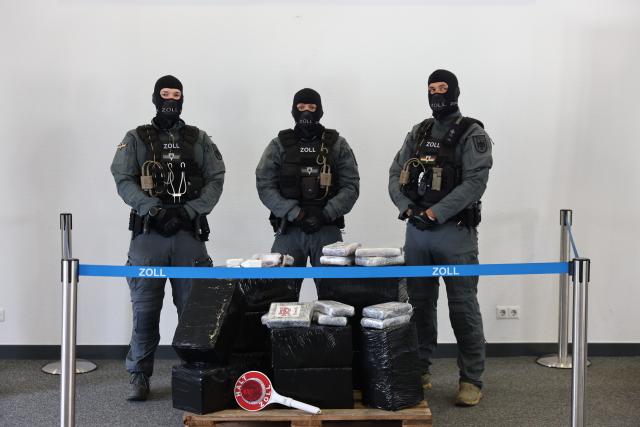 03 June 2026, North Rhine-Westphalia, Cologne: Several bags of confiscated cocaine are pictured during a press conference at the Customs Criminal Investigation Office (ZKA) in Cologne. German customs authorities announced the record seizure of several tonnes of cocaine as part of an international law enforcement operation targeting global drug trafficking syndicates. Photo: Rolf Vennenbernd/dpa
