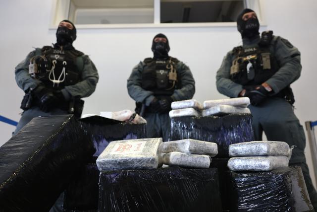 03 June 2026, North Rhine-Westphalia, Cologne: Several bags of confiscated cocaine are pictured during a press conference at the Customs Criminal Investigation Office (ZKA) in Cologne. German customs authorities announced the record seizure of several tonnes of cocaine as part of an international law enforcement operation targeting global drug trafficking syndicates. Photo: Rolf Vennenbernd/dpa