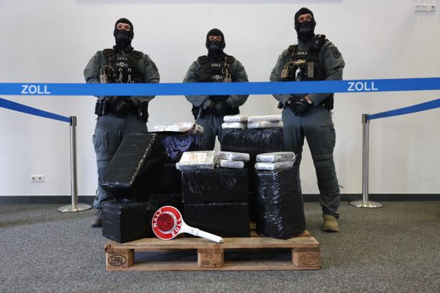 03 June 2026, North Rhine-Westphalia, Cologne: Several bags of confiscated cocaine are pictured during a press conference at the Customs Criminal Investigation Office (ZKA) in Cologne. German customs authorities announced the record seizure of several tonnes of cocaine as part of an international law enforcement operation targeting global drug trafficking syndicates. Photo: Rolf Vennenbernd/dpa