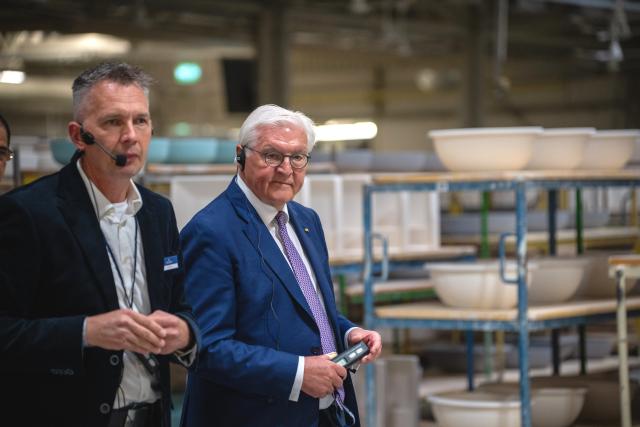 03 June 2026, Saarland, Mettlach: German President Frank-Walter (R) examines sanitary ceramics during a visit to Villeroy & Boch. Photo: Harald Tittel/dpa