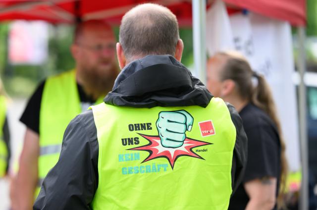 04 June 2026, Saxony, Dresden: Participants in a warning strike stand on the premises of a food wholesaler. In view of the deadlocked wage negotiations in the retail sector, the trade union Verdi is once again mobilizing for nationwide warning strikes. Photo: Robert Michael/dpa