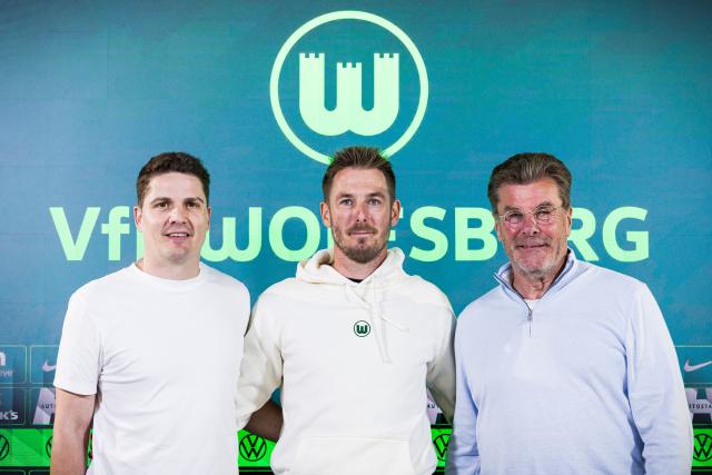 04 June 2026, Lower Saxony, Wolfsburg: (L-R) Wolfsburg's sports director (L) Primin Schwegler and managing director Dieter Hecking (R), stand with new coach Tobias Strobl before a press conference of the German 2nd Bundesliga club VfL Wolfsburg at the Volkswagen Arena. Photo: Moritz Frankenberg/dpa