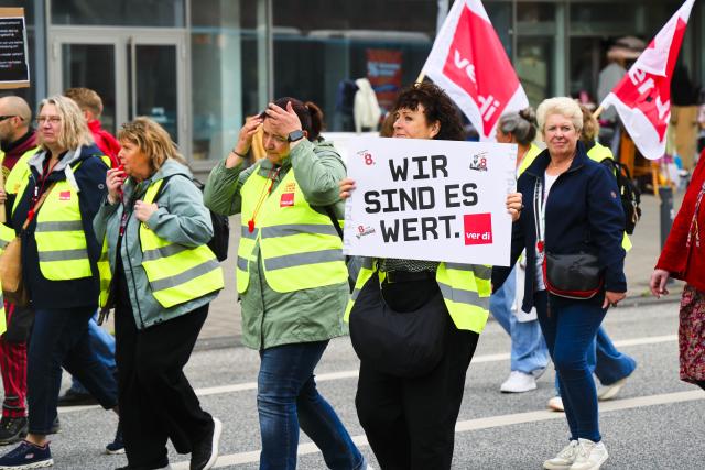 04 June 2026, Schleswig-Holstein, Kiel: Participants hold placards as they take part in a Verdi Nord rally in Kiel city centre. After failed rounds of negotiations in northern Germany for the wholesale and foreign trade, and retail sectors in Schleswig-Holstein, Verdi Nord called for strikes and demonstrations. Photo: Frank Molter/dpa
