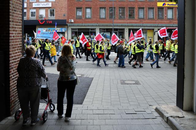 04 June 2026, Schleswig-Holstein, Kiel: Participants hold flags as they take part in a Verdi Nord rally in Kiel city centre. After failed rounds of negotiations in northern Germany for the wholesale and foreign trade, and retail sectors in Schleswig-Holstein, Verdi Nord called for strikes and demonstrations. Photo: Frank Molter/dpa