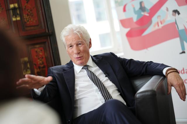 04 June 2026, Berlin: US actor Richard Gere gives speaks during an interview with the German Press Agency (DPA) before the start of an event at the Hertie School to present the "Joint Initiative on Migration". The initiative is based at the Hertie School's Center for Fundamental Rights and was launched together with the Gere Foundation. It examines state approaches - such as in the areas of migration, border control and development aid - as well as their effects and the interplay between these areas. Photo: Kay Nietfeld/dpa