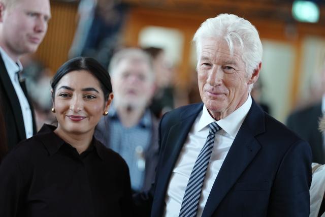 04 June 2026, Berlin: German Minister for Economic Cooperation and Development, Reem Alabali Radovan (L) and US actor Richard Gere (R) take part in an event at the Hertie School to present the at the Hertie School to present the "Joint Initiative on Migration". The initiative is based at the Hertie School's Center for Fundamental Rights and was launched together with the Gere Foundation. It examines state approaches - such as in the areas of migration, border control and development aid - as well as their effects and the interplay between these areas. Photo: Kay Nietfeld/dpa
