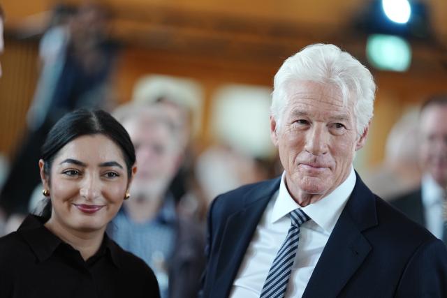 04 June 2026, Berlin: German Minister for Economic Cooperation and Development, Reem Alabali Radovan (L) and US actor Richard Gere (R) take part in an event at the Hertie School to present the at the Hertie School to present the "Joint Initiative on Migration". The initiative is based at the Hertie School's Center for Fundamental Rights and was launched together with the Gere Foundation. It examines state approaches - such as in the areas of migration, border control and development aid - as well as their effects and the interplay between these areas. Photo: Kay Nietfeld/dpa