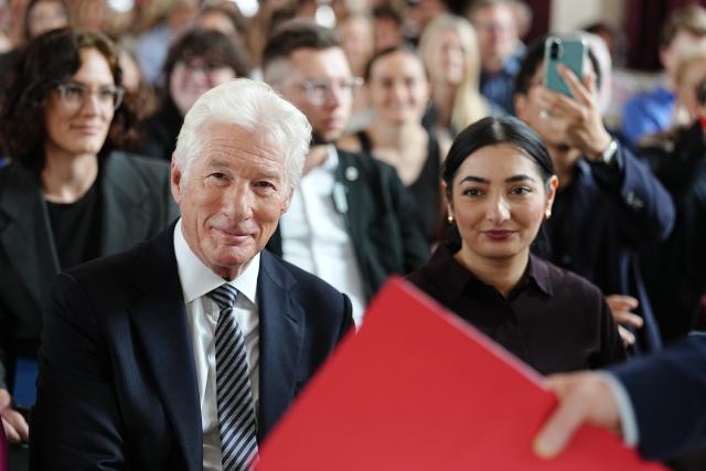 04 June 2026, Berlin: German Minister for Economic Cooperation and Development, Reem Alabali Radovan (R) and US actor Richard Gere (L) take part in an event at the Hertie School to present the at the Hertie School to present the "Joint Initiative on Migration". The initiative is based at the Hertie School's Center for Fundamental Rights and was launched together with the Gere Foundation. It examines state approaches - such as in the areas of migration, border control and development aid - as well as their effects and the interplay between these areas. Photo: Kay Nietfeld/dpa