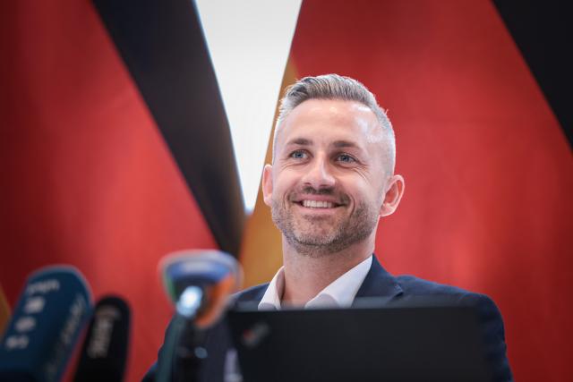 04 June 2026, Saxony-Anhalt, Magdeburg: Ulrich Siegmund, top candidate of the AfD Saxony-Anhalt, presents AfD posters during a press conference to present the election campaign for the state election. Photo: Ronny Hartmann/dpa