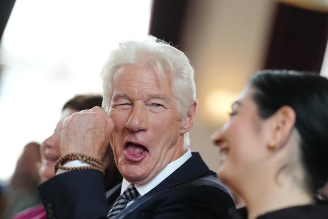 04 June 2026, Berlin: German Minister for Economic Cooperation and Development, Reem Alabali Radovan and US actor Richard Gere take part in an event at the Hertie School to present the at the Hertie School to present the "Joint Initiative on Migration". The initiative is based at the Hertie School's Center for Fundamental Rights and was launched together with the Gere Foundation. It examines state approaches - such as in the areas of migration, border control and development aid - as well as their effects and the interplay between these areas. Photo: Kay Nietfeld/dpa