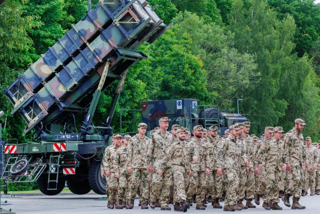 04 June 2026, Mecklenburg-Western Pomerania, Bad Sülze: Soldiers march to roll call at the Recknitz Valley Barracks. Parts of the unit are being sent off for a missile defence support mission ahead of deployment to Turkey. Germany's contribution within NATO will be provided by Air Defence Missile Group 24, which is subordinate to Air Defence Missile Wing 1 from Husum. Photo: Jens Büttner/dpa