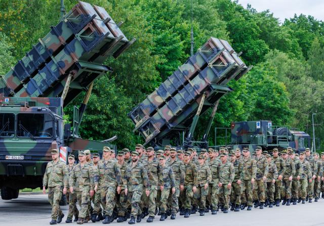 04 June 2026, Mecklenburg-Western Pomerania, Bad Sülze: Soldiers march to roll call at the Recknitz Valley Barracks. Parts of the unit are being sent off for a missile defence support mission ahead of deployment to Turkey. Germany's contribution within NATO will be provided by Air Defence Missile Group 24, which is subordinate to Air Defence Missile Wing 1 from Husum. Photo: Jens Büttner/dpa