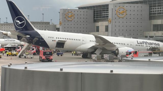 04 June 2026, Hesse, Frankfurt: A Lufthansa Dreamliner aircraft rests on its nose in front of a terminal at Frankfurt Airport after the nose landing gear collapsed. Employees were injured in the incident. Photo: Mike Seeboth/dpa