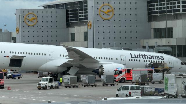 04 June 2026, Hesse, Frankfurt: A Lufthansa Dreamliner aircraft rests on its nose in front of a terminal at Frankfurt Airport after the nose landing gear collapsed. Employees were injured in the incident. Photo: Mike Seeboth/dpa
