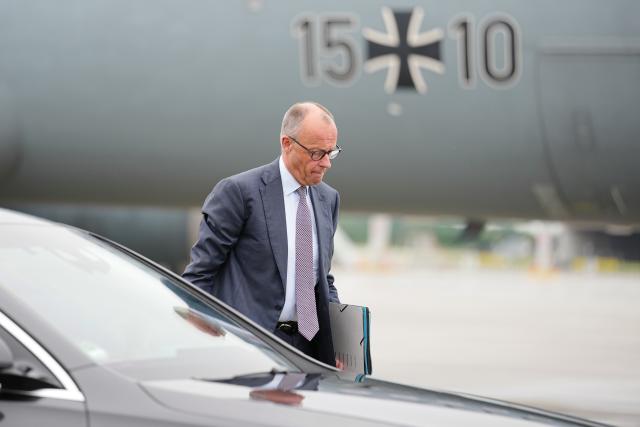 05 June 2026, Bavaria, Munich: German Chancellor Friedrich Merz boards the air force Airbus at Munich Airport for the flight to the EU-Western Balkans summit in Montenegro. The top-level meeting will also discuss the EU accession prospects of the Western Balkan countries Albania, Bosnia-Herzegovina, Kosovo, Montenegro, North Macedonia and Serbia. The heads of state and government of the EU states and Western Balkan countries have been invited. Photo: Kay Nietfeld/dpa