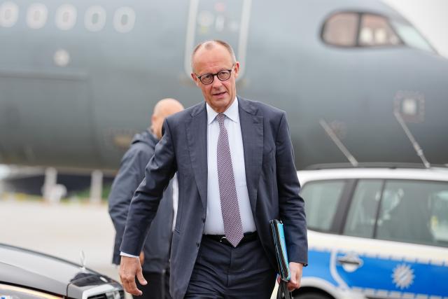 05 June 2026, Bavaria, Munich: German Chancellor Friedrich Merz boards the air force Airbus at Munich Airport for the flight to the EU-Western Balkans summit in Montenegro. The top-level meeting will also discuss the EU accession prospects of the Western Balkan countries Albania, Bosnia-Herzegovina, Kosovo, Montenegro, North Macedonia and Serbia. The heads of state and government of the EU states and Western Balkan countries have been invited. Photo: Kay Nietfeld/dpa