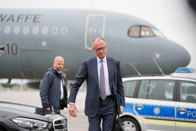 05 June 2026, Bavaria, Munich: German Chancellor Friedrich Merz boards the air force Airbus at Munich Airport for the flight to the EU-Western Balkans summit in Montenegro. The top-level meeting will also discuss the EU accession prospects of the Western Balkan countries Albania, Bosnia-Herzegovina, Kosovo, Montenegro, North Macedonia and Serbia. The heads of state and government of the EU states and Western Balkan countries have been invited. Photo: Kay Nietfeld/dpa