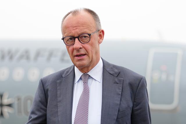 05 June 2026, Bavaria, Munich: German Chancellor Friedrich Merz boards the air force Airbus at Munich Airport for the flight to the EU-Western Balkans summit in Montenegro. The top-level meeting will also discuss the EU accession prospects of the Western Balkan countries Albania, Bosnia-Herzegovina, Kosovo, Montenegro, North Macedonia and Serbia. The heads of state and government of the EU states and Western Balkan countries have been invited. Photo: Kay Nietfeld/dpa