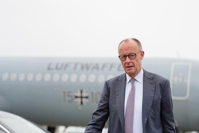 05 June 2026, Bavaria, Munich: German Chancellor Friedrich Merz boards the air force Airbus at Munich Airport for the flight to the EU-Western Balkans summit in Montenegro. The top-level meeting will also discuss the EU accession prospects of the Western Balkan countries Albania, Bosnia-Herzegovina, Kosovo, Montenegro, North Macedonia and Serbia. The heads of state and government of the EU states and Western Balkan countries have been invited. Photo: Kay Nietfeld/dpa