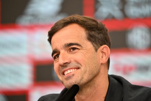 05 June 2026, North Rhine-Westphalia, Leverkusen: Bayer Leverkusen introduces Carles Martinez Novell as its new head coach during a press conference. Photo: Anke Waelischmiller/dpa - WICHTIGER HINWEIS: Gemäß den Vorgaben der DFL Deutsche Fußball Liga bzw. des DFB Deutscher Fußball-Bund ist es untersagt, in dem Stadion und/oder vom Spiel angefertigte Fotoaufnahmen in Form von Sequenzbildern und/oder videoähnlichen Fotostrecken zu verwerten bzw. verwerten zu lassen.