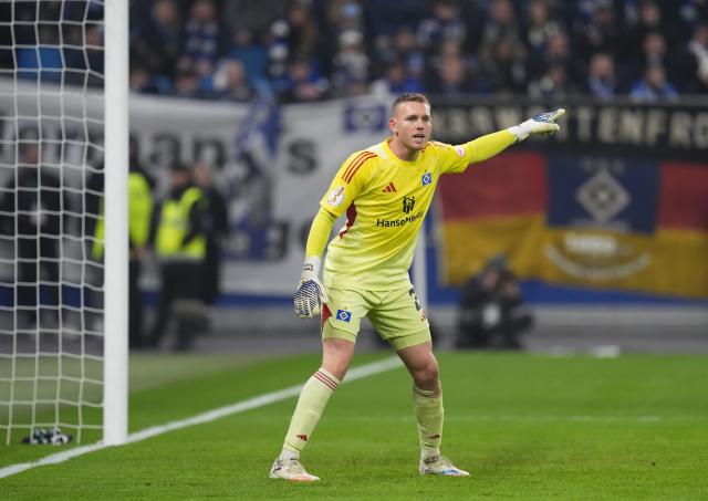 FILED - 03 December 2025, Hamburg: FILE PHOTO - Hamburger's goalkeeper Daniel Peretz in action during the German DFB Cup round of 16 soccer match between Hamburger SV and Holstein Kiel at the Volksparkstadion. Photo: Marcus Brandt/dpa - WICHTIGER HINWEIS: Gemäß den Vorgaben der DFL Deutsche Fußball Liga bzw. des DFB Deutscher Fußball-Bund ist es untersagt, in dem Stadion und/oder vom Spiel angefertigte Fotoaufnahmen in Form von Sequenzbildern und/oder videoähnlichen Fotostrecken zu verwerten bzw. verwerten zu lassen.
