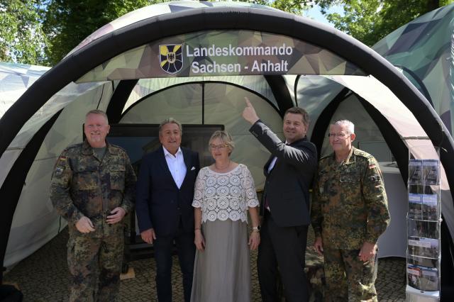 05 June 2026, Saxony-Anhalt, Bernburg: Sven Schulze learns about the work of the Bundeswehr's regional headquarters during a tour at Saxony-Anhalt Day in Bernburg. The state festival runs until Sunday and features a diverse program of cultural events, music, and regional exhibits. Photo: Heiko Rebsch/dpa