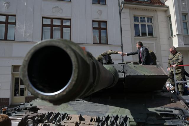 05 June 2026, Saxony-Anhalt, Bernburg: Sven Schulze learns about the work of the Bundeswehr's regional headquarters during a tour at Saxony-Anhalt Day in Bernburg. The state festival runs until Sunday and features a diverse program of cultural events, music, and regional exhibits. Photo: Heiko Rebsch/dpa