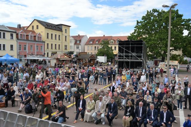 05 June 2026, Saxony-Anhalt, Bernburg: Guests and visitors gather in front of the main stage for the opening of Saxony-Anhalt Day in Bernburg. The state festival runs through Sunday in the city on the Saale and features a diverse program of cultural events, music, and regional exhibits. Photo: Heiko Rebsch/dpa