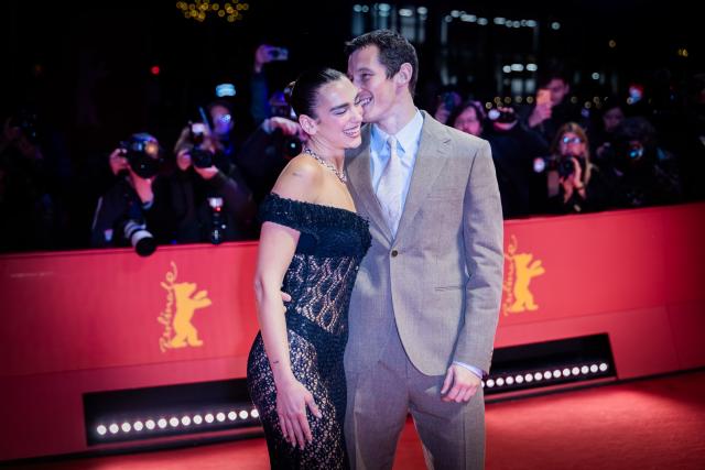 FILED - 14 February 2026, Berlin: FILE PHOTO - English Singer Dua Lipa and English actor Callum Turner walk the red carpet at the premiere of the film "Rosebush Pruning" during the 76th Berlin International Film Festival. Photo: Christoph Soeder/dpa