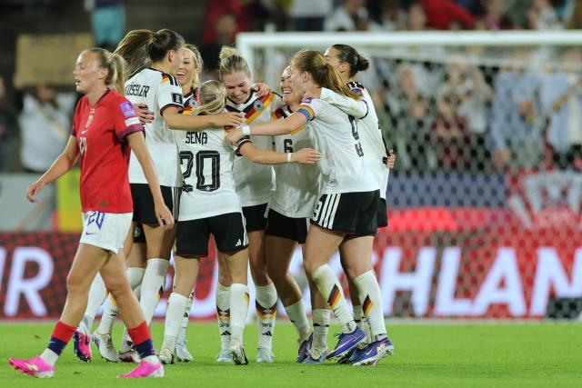 05 June 2026, North Rhine-Westphalia, Cologne: The German team celebrates after the victory in the UEFA Women's Euro Qualifiers soccer match between Germany and Norway at the RheinEnergieStadion. Photo: Rolf Vennenbernd/dpa