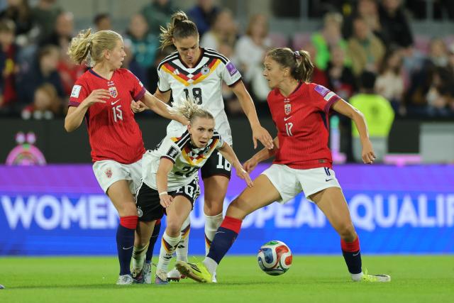 05 June 2026, North Rhine-Westphalia, Cologne: Germany's Elisa Senss (C), Germany's Melissa Koessler (C), Norway's Justine Kielland (L) and Norway's Emma Stolen Godo (R) battle for the ball during the UEFA Women's Euro Qualifiers soccer match between Germany and Norway at the RheinEnergieStadion. Photo: Rolf Vennenbernd/dpa