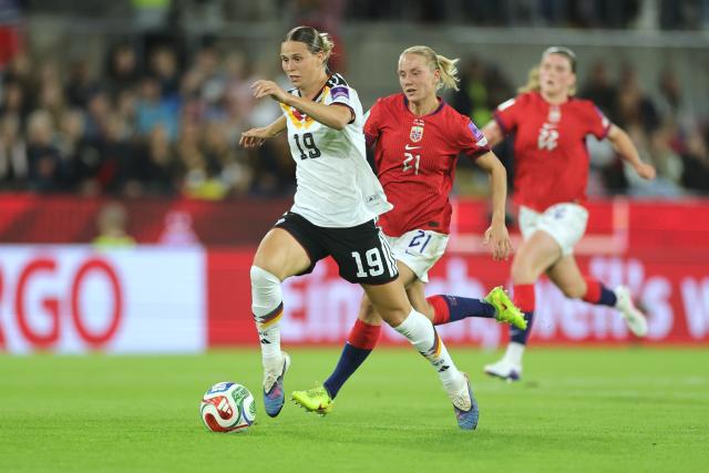 05 June 2026, North Rhine-Westphalia, Cologne: Germany's Klara Buehl (L) and Norway's Lisa Naalsund battle for the ball during the UEFA Women's Euro Qualifiers soccer match between Germany and Norway at the RheinEnergieStadion. Photo: Rolf Vennenbernd/dpa