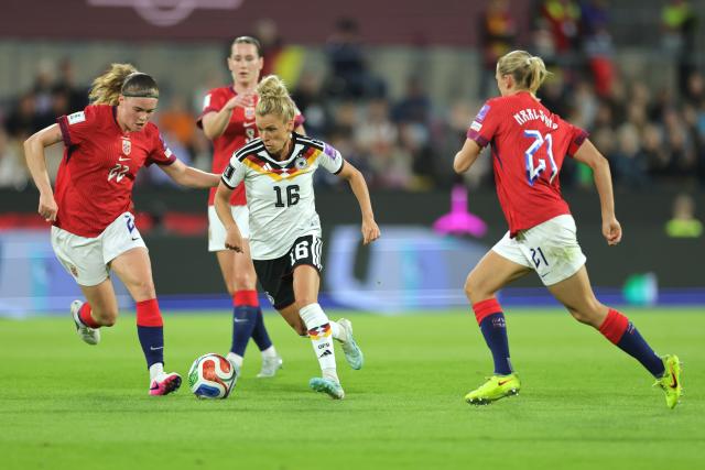 05 June 2026, North Rhine-Westphalia, Cologne: Germany's Linda Dallmann (C), Norway's Signe Gaupset (L), and Norway's Lisa Naalsund battle for the ball during the UEFA Women's Euro Qualifiers soccer match between Germany and Norway at the RheinEnergieStadion. Photo: Rolf Vennenbernd/dpa