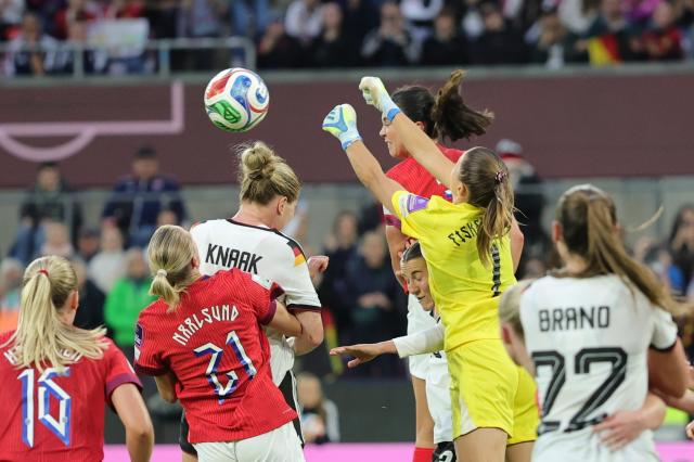 05 June 2026, North Rhine-Westphalia, Cologne: Norway's Cecilie Fiskerstrand (3rd R) blocks a header by Germany's Rebecca Knaak (3rd L) during the UEFA Women's Euro Qualifiers soccer match between Germany and Norway at the RheinEnergieStadion. Photo: Rolf Vennenbernd/dpa