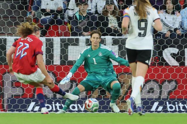 05 June 2026, North Rhine-Westphalia, Cologne: Germany goalkeeper Ann-Katrin Berger (C) blocks the shot by Norway's Signe Gaupset (L) while Germany's Sjoeke Nuesken runs beside her during the UEFA Women's Euro Qualifiers soccer match between Germany and Norway at the RheinEnergieStadion. Photo: Rolf Vennenbernd/dpa