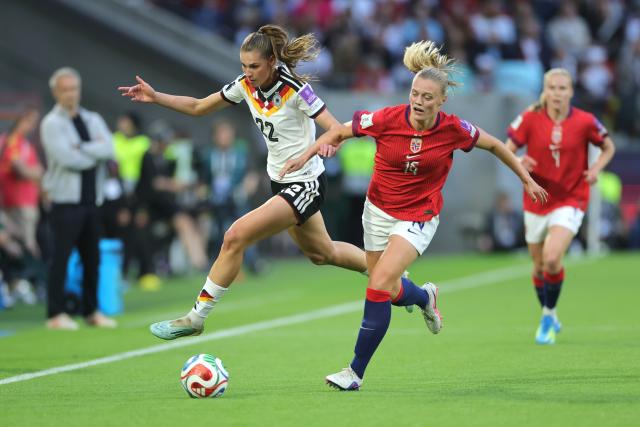 05 June 2026, North Rhine-Westphalia, Cologne: Germany's Jule Brand (L) and Norway's Mathilde Harviken battle for the ball during the UEFA Women's Euro Qualifiers soccer match between Germany and Norway at the RheinEnergieStadion. Photo: Rolf Vennenbernd/dpa