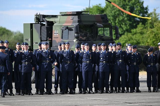 06 June 2026, Bavaria, Neubiberg: German Officer candidates line up for a promotion roll call on the grounds of the German Armed Forces (Bundeswehr) University during the Bundeswehr Day. Photo: Sven Hoppe/dpa