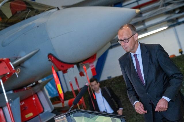 06 June 2026, Mecklenburg-Western Pomerania, Laage: German Chancellor Friedrich Merz visits soldiers during the German Armed Forces Day at the Laage airbase of Tactical Air Wing 73 "Steinhoff". Photo: Stefan Sauer/dpa